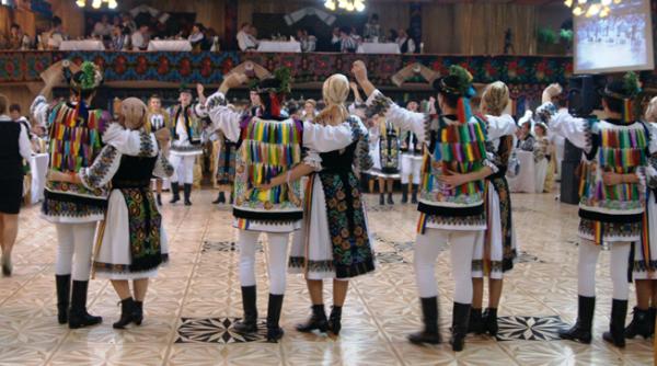 1 200 de costume populare au inobilat reghinul la balul insuratilor