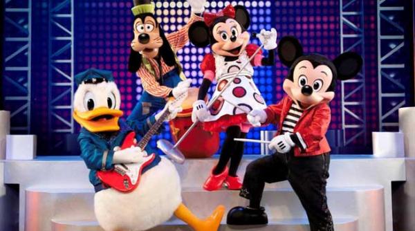 intalnire cu personajele din mickey s magic show