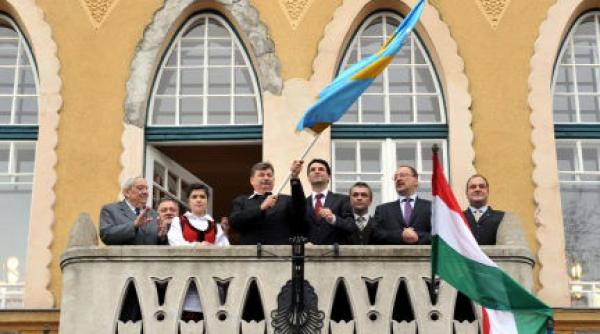 prefectul de harghita a solicitat indepartarea drapelului secuiesc de pe institutiile publice