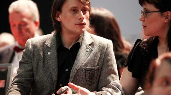 marius manole cu iubire citind povesti de dragoste