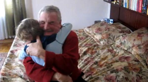 cea mai frumoasa surpiza facuta de un nepot bunicului sau un clip de sute de mii de afisari