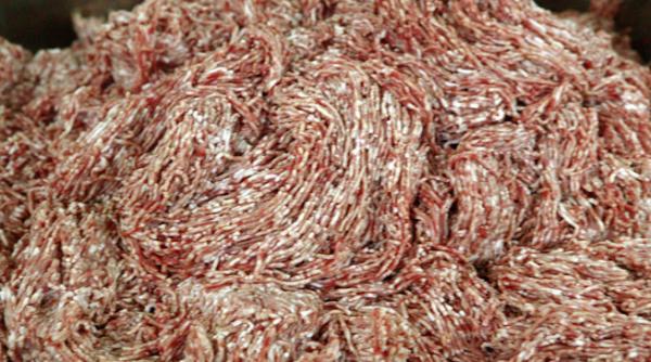 cipriotii distrug tone de burgeri din cauza scandalului legat de carnea de cal