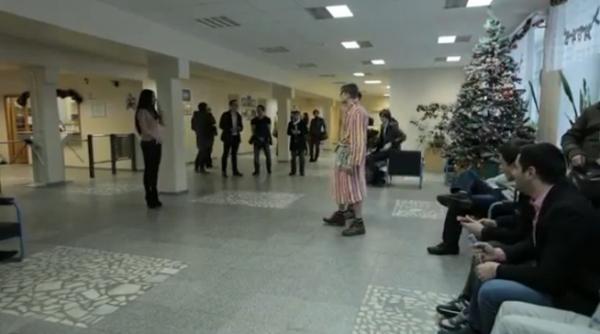 video cadoul obraznic pe care un student la drept i l a facut iubitei sale pe holul facultatii