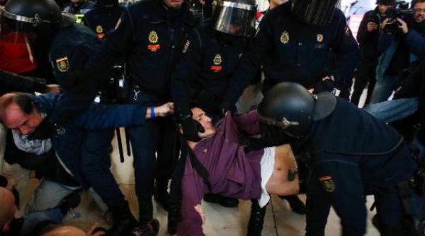 confruntari violente ae aeroportul din madrid intre sindicalisti si fortele de ordine