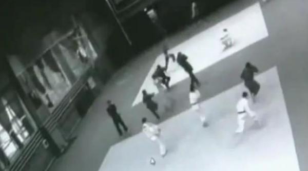 teroare in sala de sport cum a fost resimtita explozia meteoritului de pustii aflati la lectia de karate video