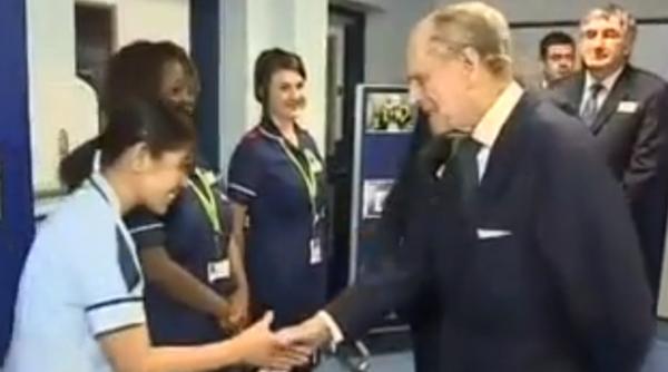 ducele de edinburgh specialistul in gafe al palatului buckingham a facut un cometariu rasist in timpul unei vizite oficiale