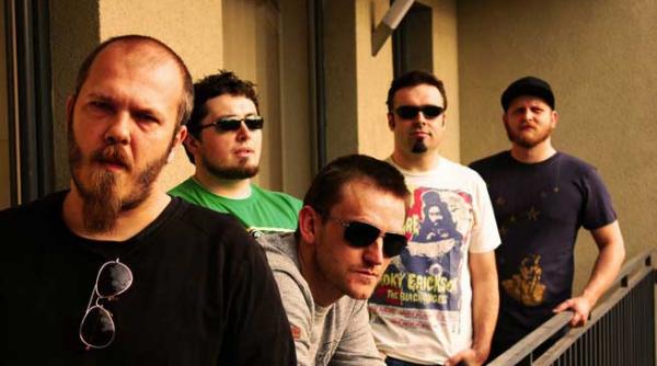 luna amara isi lanseaza videoclipul pietre in alb