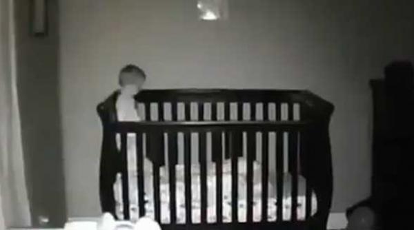 bebelusii se distreaza doar dupa ce si au convins parintii ca dorm