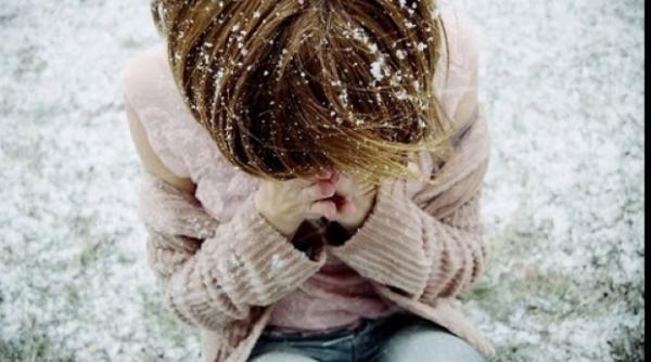 abandonata de parinti in grija unei batrane o copila este privata de alocatia de stat