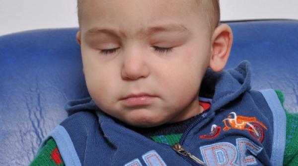 condamnat la intuneric din cauza saraciei parintii unui micut lupta pentru a i reda vederea