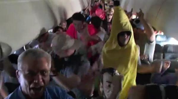 cursa aeriana pusa in pericol de pasageri isterici harlem shake la peste 9 000 de metri inaltime video