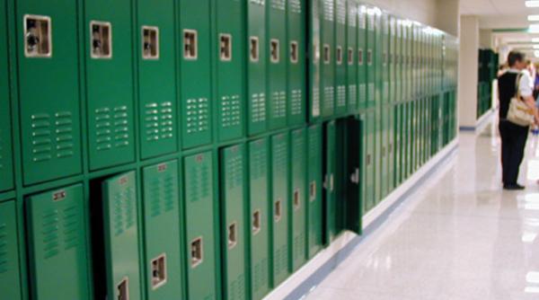 video s a ascuns in dulapul scolii cu o camera video pentru a prinde hotul nu se astepta la ce a urmat