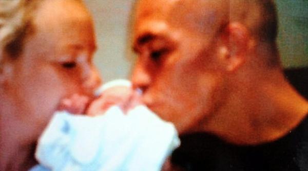 prima fotografie a unui bebelus alaturi de parintii sai i a fost fatala