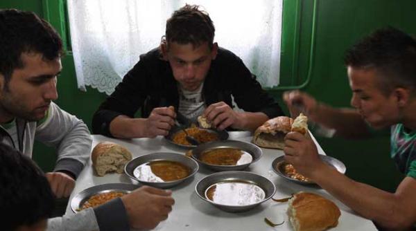 reportaj gata citit salvezi un om salvezi o lume 15 fratele de pe mana dreapta