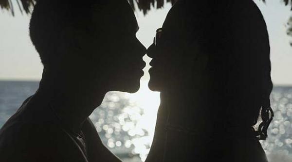 sunt distrusa ce a descoperit o tanara despre tatal ei in ziua in care familia i a cunoscut iubitul