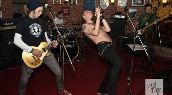 de ziua femeii petrecere punk rock cu niste baieti