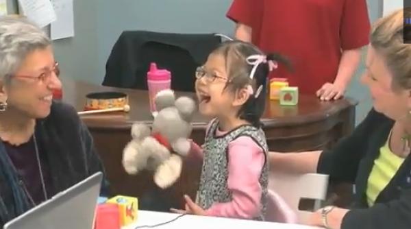 momentul emotionant in care o fetita surda aude pentru prima oara vocea mamei video