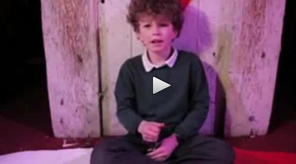 video cel mai tanar aruncator de cutite din marea britanie isi foloseste mama pe post de tinta