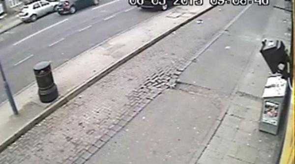 lovita de o masina si un autobuz in cateva secunde o eleva britanica de 12 ani a supravietuit miraculos unui dublu impact video