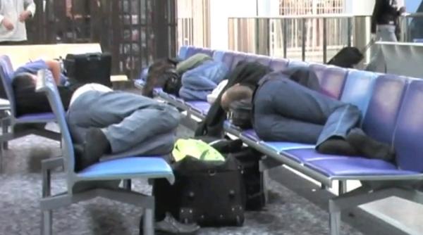 mii de pasageri au dormit in aeroportul din frankfurt