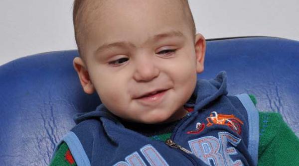 nu a vazut niciodata chipul mamei baietelul de un an si doua luni are nevoie de operatie in sua