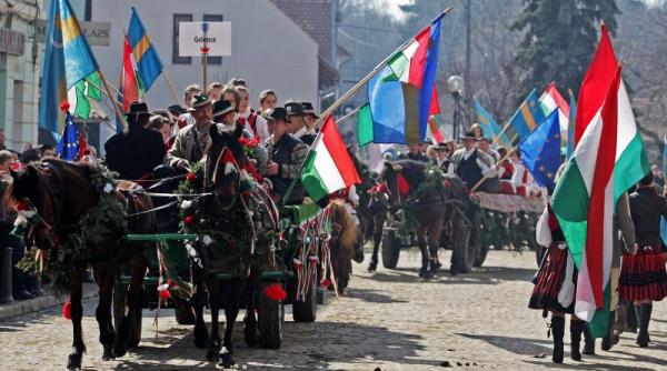 premiera de ziua maghiarilor la cluj napoca drapelul romanesc alaturi de steagurile ue ungariei si secuiesc