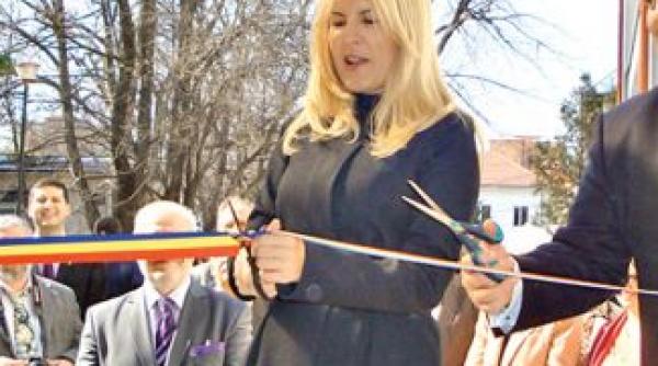 elena udrea cearta usl ul ca nu taie mai multe panglici