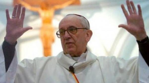 papa francisc s a confesat ziaristilor imi doresc o biserica saraca pentru saraci