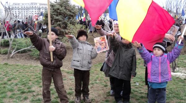 copii invatati sa salute legionar de ortodocsii din neam la mitingul impotriva pa apoartelor biometrice
