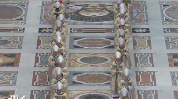 ceremonia de intronizare a papei a inceput francisc aclamat de calugarite si microbisti live video