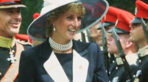 cateva dintre cele mai frumoase rochii ale printesei diana vandute la o licitatie