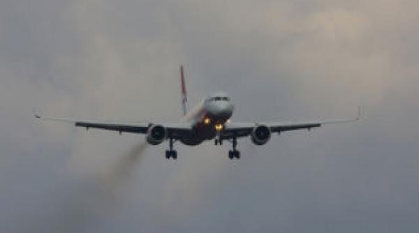 un avion a cerut aterizarea de urgenta la timisoara din cauza unui geam fisurat