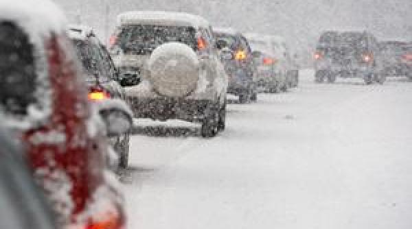 circulatie ingreunata in judetul suceava in urma ninsorilor abundente mai multe tir uri au ramas blocate pe dn 17 si pe dn 2 e