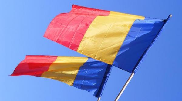 zeci de romani imbraca i in costume nationale canta melodii populare romanesti in fa a liceului la care inva a eleva amenin ata de secui cu moartea