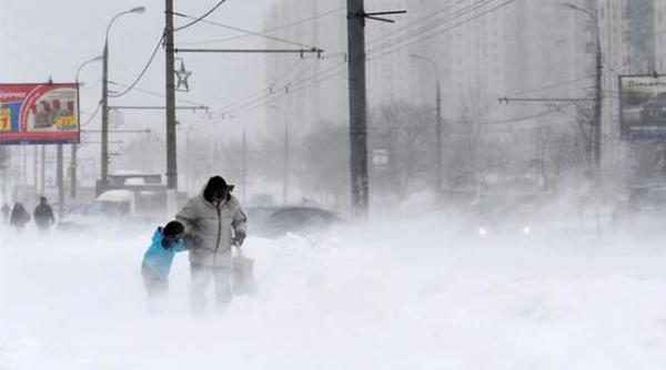 ninsoare apocaliptica la kiev orasul e blocat de ambuteiaje locuitorii au ramas fara paine video