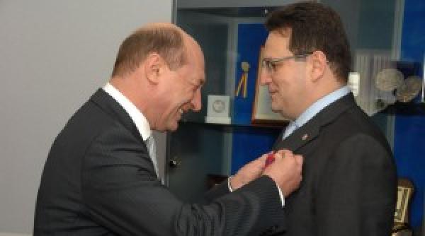 seful sri decorat basescu