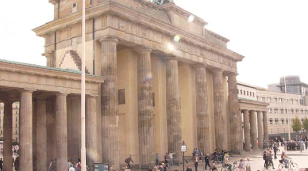 un ofer german a reu it sa avarieze cel mai cunoscut monument din berlin
