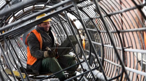 in urmatoarele 3 luni s ar putea inregista cresteri in domeniul constructiilor comertului cu amanuntul industria prelucratoare si serviciilor