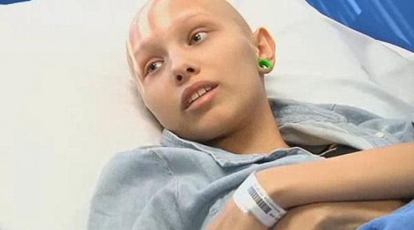 o adolescenta bolnava de cancer a avut parte de o surpriza incredibila ce au facut colegii si angajatii spitalului pentru fata video