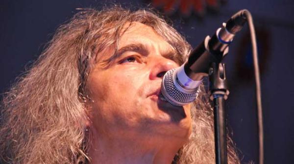 pe 14 aprilie lotus si compact la sala palatului