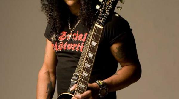 sculptura slash din fibra de sticla 7500 de dolari