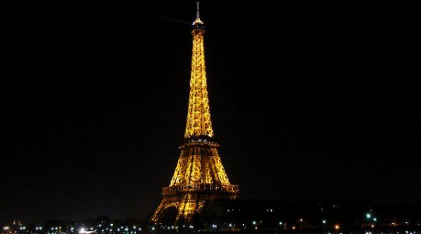 turnul eiffel evacuat din cauza unei false alarme cu bomba