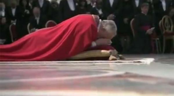 video imaginile care fac inconjurul lumii papa francisc s a prosternat in fata altarului in timpul slujbei din vinerea mare