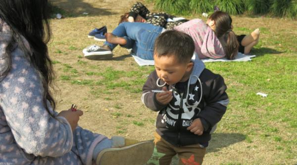 dragoste de mama ii aprinde o igara pu tiului sau de trei ani foto