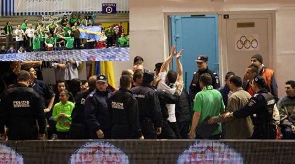 suporter scos din sala fiindca afisa un steag secuiesc