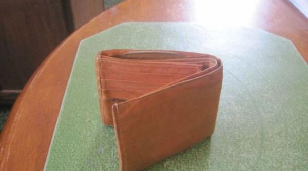 a cumparat un portofel de la un magazin second hand si cand l a deschis a incremenit