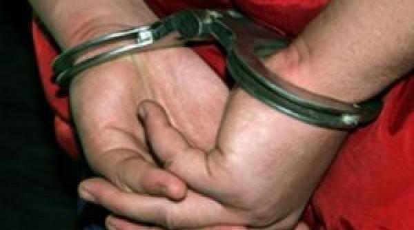 seful serviciului licitatii si contracte din cfr retinut pentru 24 de ore fiind acuzat de santaj