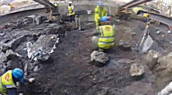 arheologii au gasit in centrul londrei o intreaga strada din perioada romana perfect conservata