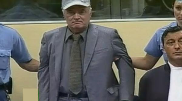 fostul sef militar al sarbilor bosniaci ratko mladic evacuat din sala de audieri in timpul procesului de la tribunalului penal international
