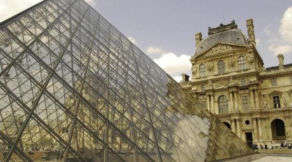 muzeu luvru inchis invadat hoti buzunare